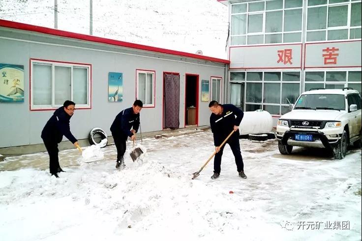 人間四月芳菲盡，山中春雪還復(fù)來