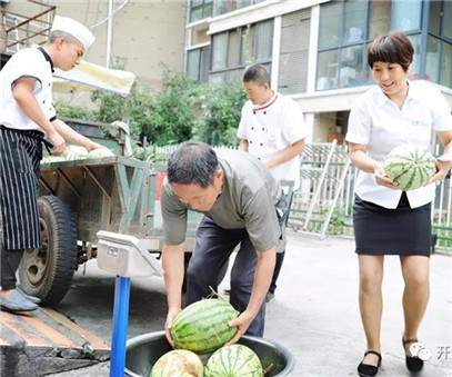 買下一整車西瓜，讓瓜農(nóng)早點(diǎn)回家